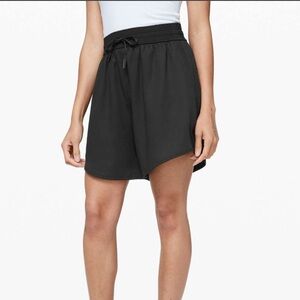 Lululemon 🍋 Feeling Femme Short 5" Inseam Size 8